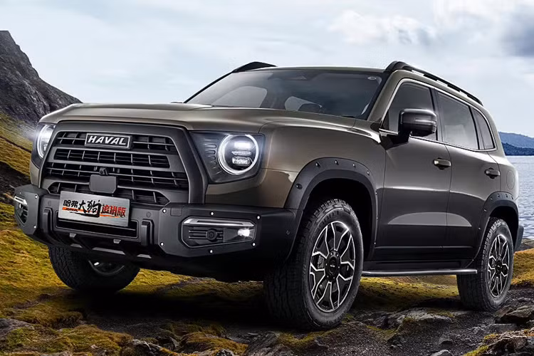 Xe được trang bị chip Qualcomm Snapdragon 8155, màn hình hiển thị W-HUD 9 inch, hộc đựng đồ 35 chỗ, tay nắm off-road gia cố, ghế trẻ em (hỗ trợ kết nối Bluetooth, có hai chế độ thông minh, sưởi ấm và thông gió), tủ lạnh thông minh, cốc nước thông minh, máy tạo độ ẩm thông minh, xả ngược 220V, sạc không dây 50W, đèn đuổi muỗi cắm trại. Xe có chức năng đỗ xe tự động từ xa thông qua điện thoại.