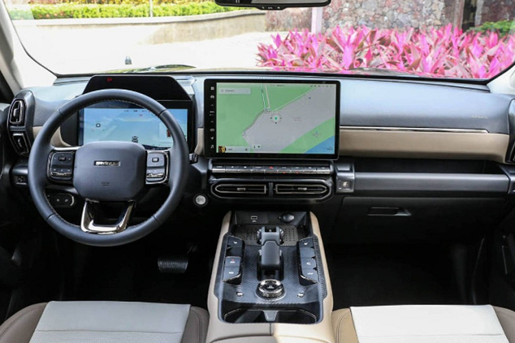 Tiếp đến là phiên bản xe máy xăng được trang bị động cơ 4 xi-lanh, tăng áp, dung tích 2.0L, tạo ra công suất tối đa 238 mã lực cùng mô-men xoắn cực đại 325 Nm, kết hợp cùng hộp số DCT 9 cấp mới nhất của Great Wall Motors và hỗ trợ dẫn động bốn bánh điều khiển điện tử thông minh.