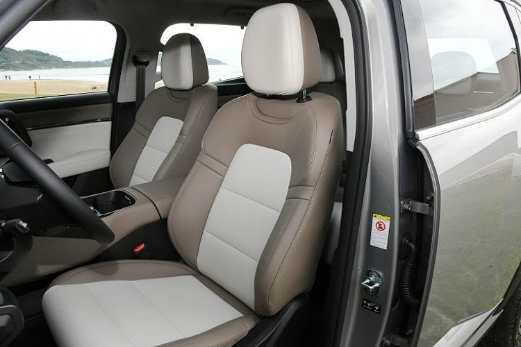 Về ngoại hình, hình dáng tổng thể của Haval Big Dog thế hệ thứ hai cứng cáp và thô kệch nhưng theo quan sát nó khá giống những mẫu SUV việt dã Mỹ, đồng thời nhiều yếu tố cổ điển đã được thêm vào như đèn pha hình tròn ở phía trước, nhìn mặt ca-lăng của xe gợi nhớ đến mẫu Ford Bronco.