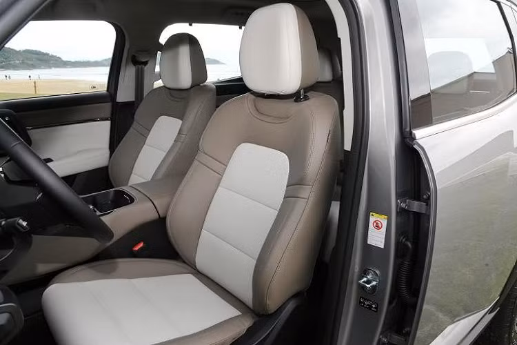 Về ngoại hình, hình dáng tổng thể của Haval Big Dog thế hệ thứ hai cứng cáp và thô kệch nhưng theo quan sát nó khá giống những mẫu SUV việt dã Mỹ, đồng thời nhiều yếu tố cổ điển đã được thêm vào như đèn pha hình tròn ở phía trước, nhìn mặt ca-lăng của xe gợi nhớ đến mẫu Ford Bronco.