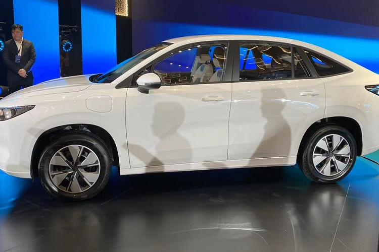 Như vậy, gia đình của Geely vừa mới bổ sung thêm 1 thành viên mới là thương hiệu Cao Cao, chuyên tập trung vào phân khúc xe công nghệ và taxi, gọi chung là xe dịch vụ. Đáng chú ý là chiếc xe Cao Cao 60 mới ra mắt có thời gian thay thế pin chỉ mất 1 phút, khá nhanh gọn so với các đối thủ khác thường mất trên 3 phút.