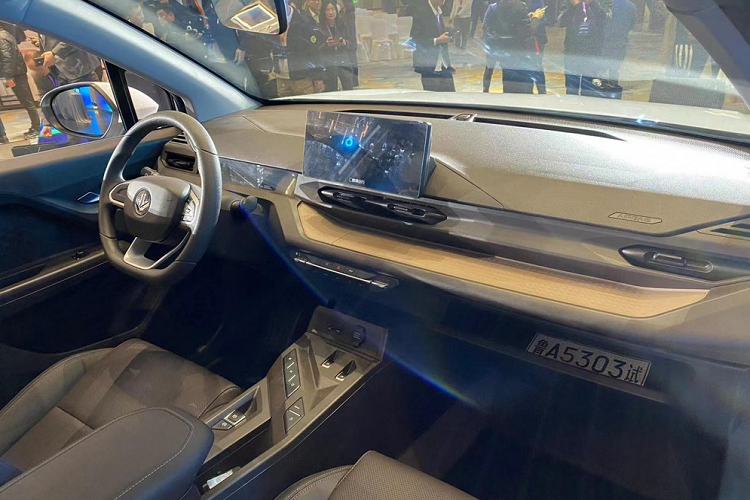 Về ngoại hình, thiết kế mặt trước của chiếc xe Cao Cao 60 rất đơn giản, lưới tản nhiệt khép kín kết nối với đèn pha, khu vực cản trước được trang trí với thiết kế hình chiếc lá phong.