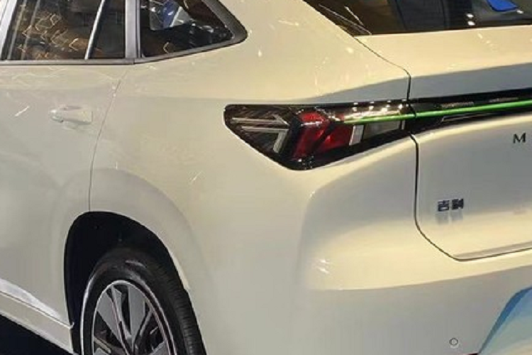 Về nội thất, Cao Cao 60 có bảng điều khiển trung tâm được thiết kế như 1 bàn làm việc thông minh để người lái thuận tiện cho các thao tác trong quá trình vận chuyển, nhận cuộc gọi, màn hình giải trí lớn, thể hiện đầy đủ các tính năng cơ bản.