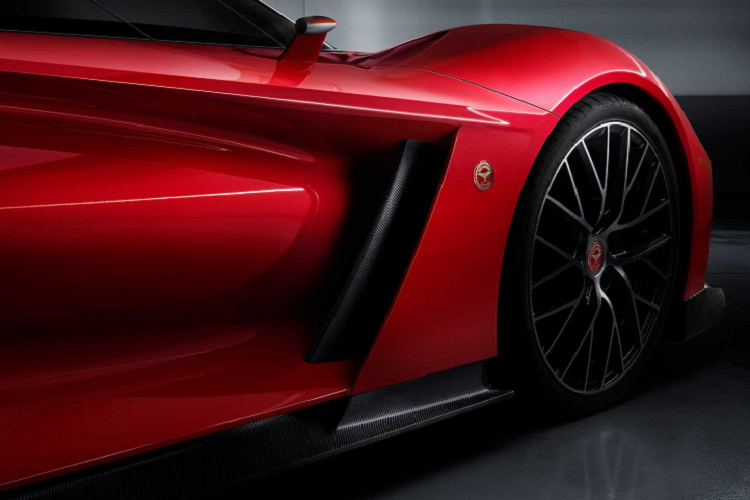 Động cơ Giotto kết hợp hộp số tự động ly hợp kép 8 cấp và khung gầm bằng sợi carbon sử dụng "công nghệ và quy trình sản xuất được phát triển trong môn đua xe thể thao cấp cao nhất".