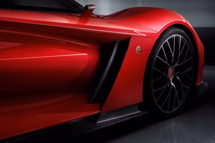 Động cơ Giotto kết hợp hộp số tự động ly hợp kép 8 cấp và khung gầm bằng sợi carbon sử dụng "công nghệ và quy trình sản xuất được phát triển trong môn đua xe thể thao cấp cao nhất".