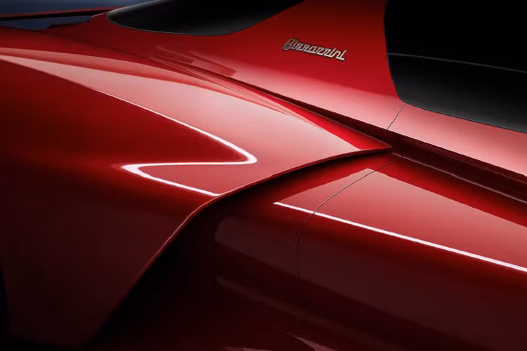 Bizzarrini không công bố số liệu về công suất và mô-men xoắn của động cơ hút khí tự nhiên nhưng cho biết nó sẽ "đáp ứng tất cả các quy định về khí thải toàn cầu". Đồng thời hy vọng "mang lại sự tương tác và khả năng lái tối ưu".