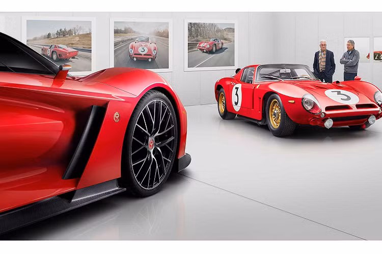 Giotto còn có lỗ thông hơi kép trên mui xe, đèn LED dạng mỏng, cột B hình tam giác và kính chắn gió phía sau bao quanh. Các khe hút gió bên hông gợi nhớ C8 Corvette, nhưng nhìn chung mẫu xe này khá giống với Pagani Utopia và Gordon Murray T.33. Động cơ V12 mới do Cosworth chế tạo có dung tích 6,6 lít, chính xác là 6.626 cc, cũng là ngày sinh của Giotto Bizzarrini (ngày 6 tháng 6 năm 1926).