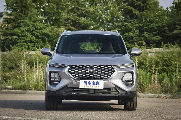 Sản phẩm thứ 3 mà hãng xe Trung Quốc muốn giới thiệu tại Việt Nam lần này là chiếc Haima S8. Thuộc phân khúc SUV cỡ C, xe được phân phối với 3 phiên bản, giá bán từ 600 - 700 triệu đồng. 