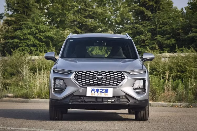 Sản phẩm thứ 3 mà hãng xe Trung Quốc muốn giới thiệu tại Việt Nam lần này là chiếc Haima S8. Thuộc phân khúc SUV cỡ C, xe được phân phối với 3 phiên bản, giá bán từ 600 - 700 triệu đồng. 