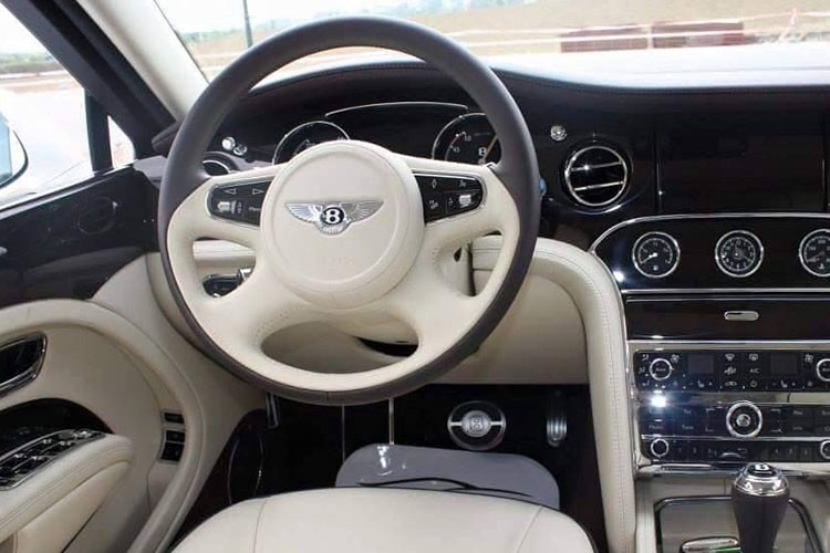 Bentley Mulsanne sở hữu khoang nội thất sang trọng bậc nhất với vô lăng bọc da kết hợp gỗ, các đường chỉ khâu tinh tế càng làm nổi bật sự xa hoa của chiếc xe quý tộc này. Chất liệu gỗ được chính những nghệ nhân bậc thầy Anh Quốc tuyển lựa và tinh chế trước khi được “dát” lên cỗ máy xa hoa này.