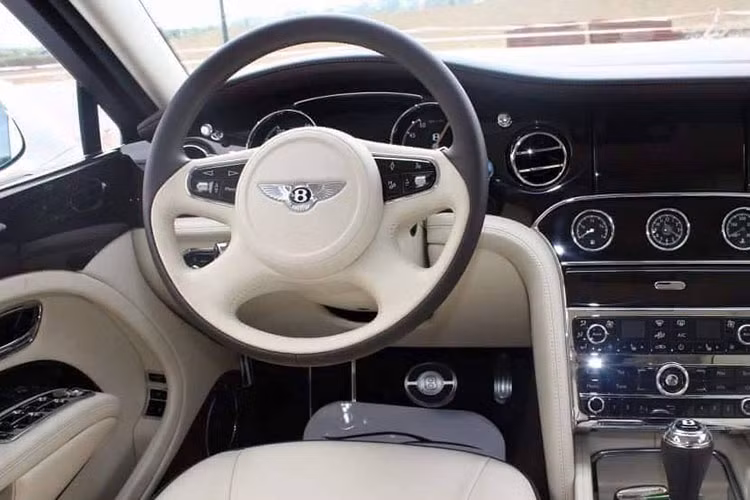 Bentley Mulsanne sở hữu khoang nội thất sang trọng bậc nhất với vô lăng bọc da kết hợp gỗ, các đường chỉ khâu tinh tế càng làm nổi bật sự xa hoa của chiếc xe quý tộc này. Chất liệu gỗ được chính những nghệ nhân bậc thầy Anh Quốc tuyển lựa và tinh chế trước khi được “dát” lên cỗ máy xa hoa này.