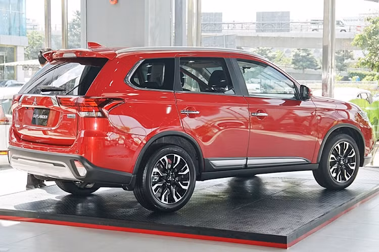 Mitsubishi Outlander dang giam toi 126 trieu dong, 