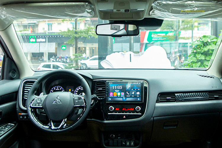 Mitsubishi Outlander dang giam toi 126 trieu dong, 