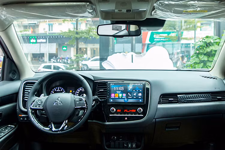 Mitsubishi Outlander dang giam toi 126 trieu dong, 