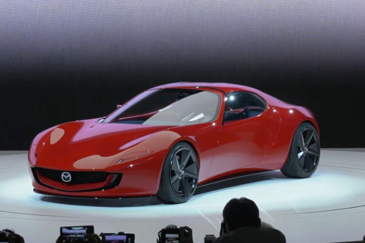 Tại Triển lãm Ô tô Nhật Bản 2023, hãng Mazda đã giới thiệu mẫu xe concept mới mang tên Iconic SP. Mazda Iconic SP hybrid 2024 mới là bản xem trước của MX-5 thế hệ tiếp theo. Đồng thời, với thiết kế mềm mại và cụm đèn “mắt ếch”, mẫu concept này còn khiến nhiều khách hàng nhớ đến huyền thoại xe thể thao RX-7.
