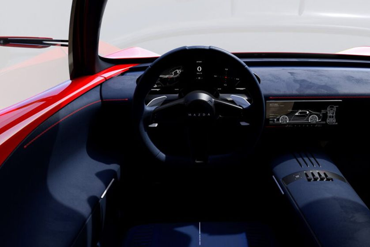 Ở phía sau, Iconic SP được trang bị cụm đèn hậu dạng tròn cổ điển. Không chỉ vậy, mẫu concept này còn có cửa xe kiểu cánh bướm và bộ mâm 5 chấu thiết kế khí động học. Cuối cùng là màu sơn đỏ Viola đặc biệt góp phần giúp mẫu xe này trở nên cuốn hút và thể thao hơn.