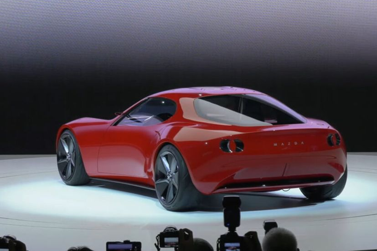 Mazda Iconic SP hoàn toàn mới được trang bị công nghệ sạc hai chiều, có thể đóng vai trò như máy phát điện dự phòng, cung cấp đủ điện cho một gia đình sử dụng trong thời gian hơn một tuần. Tuy nhiên, thông tin cụ thể về dung lượng pin chưa được hãng công bố.