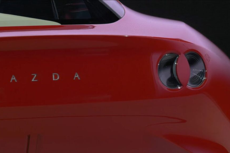 Mazda không đề cập đến không gian nội thất của Iconic SP. Tuy nhiên, theo những hình ảnh do hãng công bố, cabin của mẫu concept này có thiết kế khá đơn giản và thực dụng. Xe được trang bị bảng đồng hồ kỹ thuật số và màn hình cảm ứng trung tâm tích hợp vào mặt táp-lô thay vì đặt nổi theo xu hướng thịnh hành.