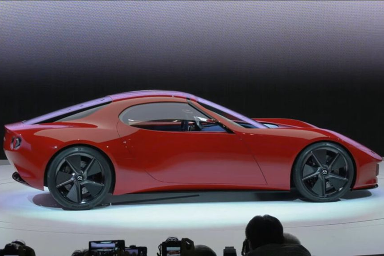 Trong bối cảnh mà hầu hết các mẫu xe thể thao đều sở hữu thiết kế sắc sảo và hầm hố thì Mazda Iconic SP lại có ngoại hình khá đơn giản và mềm mại. Điểm nhấn ở khu vực đầu xe là cụm đèn pha pop-up gợi nhiều liên tưởng đến RX-7. Bên cạnh đó là lưới tản nhiệt hình chiếc khiên đặc trưng của thương hiệu Mazda.