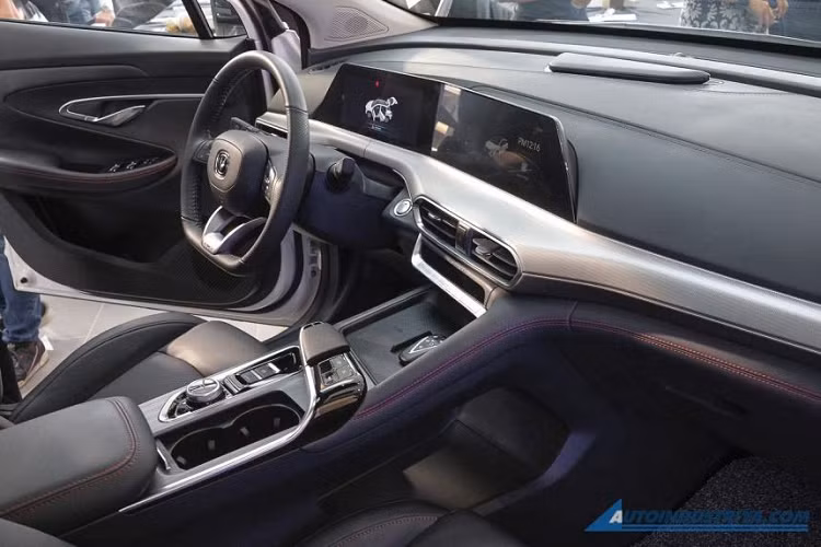 Trong khi đó, logo của hãng Changan ở lưới tản nhiệt khá giống với VinFast. Tiếp đến là hệ thống đèn 2 tầng với dải đèn LED định vị ban ngày cực mỏng nằm phía trên và đèn pha đặt dọc bên dưới. Đèn pha LED nối liền với khe gió giả màu đen ở hai bên góc đầu xe.