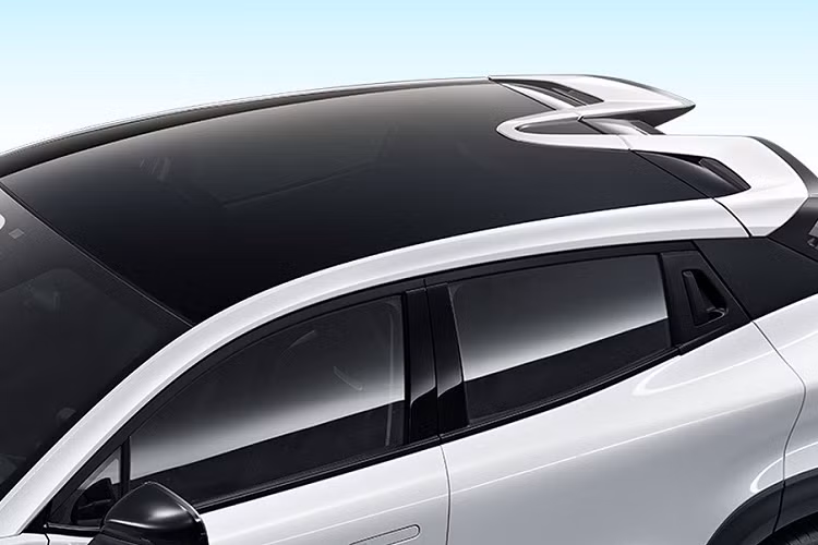 Đằng sau, Changan Uni-T 2023 được trang bị cánh gió mui chia làm đôi, tạo thành hình chữ "V" trên nóc và đèn hậu nhỏ gọn, ôm lấy 2 góc đuôi xe. Thêm vào đó là khe gió giả hình tam giác trên cản sau, 4 đầu ống xả giả hình thang và bộ khuếch tán gió thể thao.