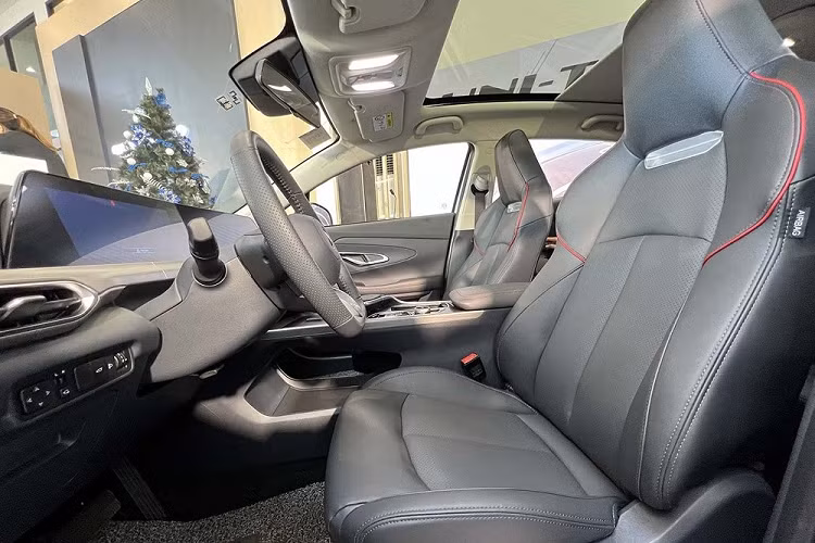 Mở cửa và bước vào bên trong, người lái sẽ bắt gặp vô lăng vát đáy thể thao và màn hình cong đặt nổi trên mặt táp-lô. Màn hình này là sự kết hợp giữa bảng đồng hồ kỹ thuật số và màn hình cảm ứng trung tâm. Bên dưới là cửa gió điều hòa trung tâm, được bao quanh bằng ốp màu bạc.
