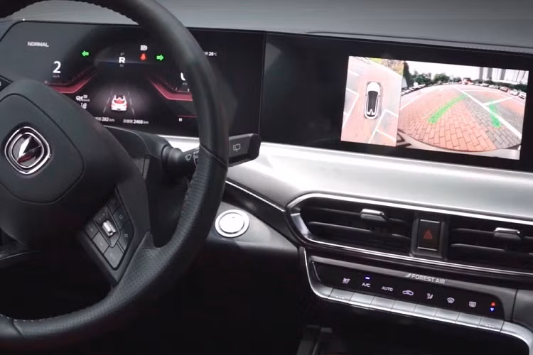 Ngoài ra, xe còn có ghế bọc da và chỉ khâu màu đỏ, tạo cảm giác thể thao. Ở cụm điều khiển trung tâm, xe được trang bị sạc điện thoại thông minh không dây, cần số như cần đẩy máy bay, phanh tay điện tử, tự động giữ phanh tạm thời và núm xoay chọn chế độ lái.