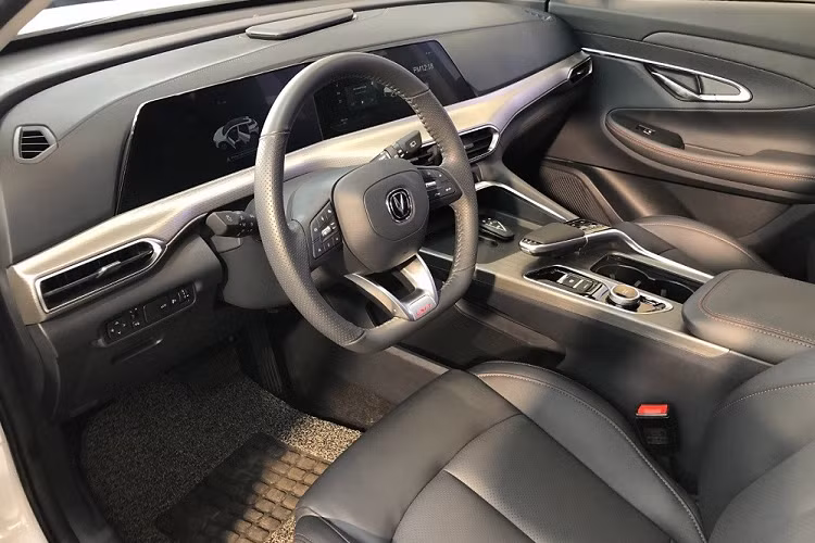 Những trang bị đáng chú ý khác của Changan Uni-T 2023 tại thị trường Philippines bao gồm hệ thống âm thanh 6 loa, hệ thống điều hòa tự động với các nút cảm ứng, cửa sổ trời toàn cảnh, camera 360 độ và hệ thống hỗ trợ đỗ xe tự động Auto Parking Assist.