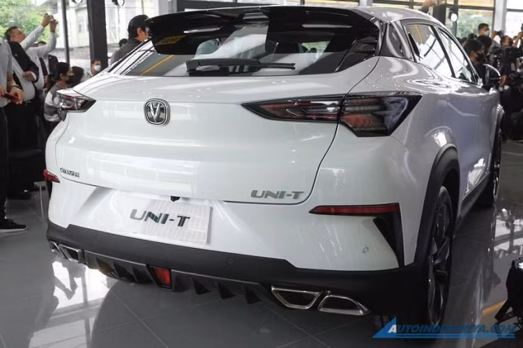 Là SUV cỡ C, Changan Uni-T 2023 sở hữu kích thước bao gồm chiều dài 4.515 mm, chiều rộng 1.870 mm, chiều cao 1.565 mm và chiều dài cơ sở 2.710 mm. Xe sẽ cạnh tranh với những đối thủ như Honda CR-V và Mazda CX-5.