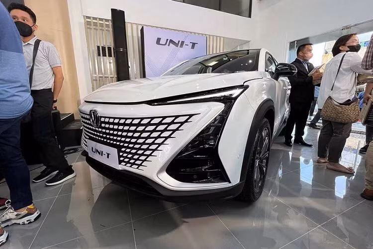 Chưa hết, mẫu xe SUV Changan Uni-T 2023 còn có nẹp hốc bánh và nẹp sườn bằng nhựa màu đen. Tay nắm cửa phía trước nằm chìm vào thân xe trong khi đó tay nắm cửa sau được đặt trên cột C, mang đến thiết kế liền lạc, mượt mà. Trong khi đó, các cột của xe được sơn màu đen, tạo ra hiệu ứng nóc "trôi nổi".