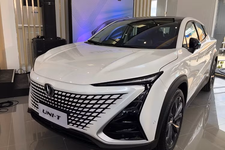 Tương tự UNI-K, Changan Uni-T 2023 của Trung Quốc cũng được áp dụng ngôn ngữ thiết kế Vision V mới nhất. Điều này được thể hiện rõ qua khu vực đầu xe với lưới tản nhiệt hình không viền. Bên trong lưới tản nhiệt là những mắt lưới hình kim cương và được sơn cùng màu với thân xe.