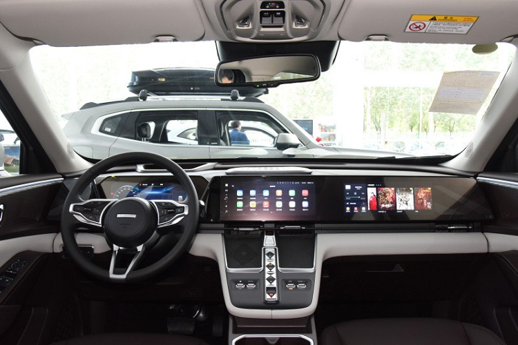 Xiaolong MAX dựa trên hệ thống buồng lái thông minh Coffee OS 2 và có kế hoạch thực hiện nâng cấp OTA vào quý 3 năm nay, bao gồm nhà để xe 3D và bảo tàng âm thanh trực tuyến. Người dùng có thể tìm hiểu cách sử dụng các chức năng của xe thông qua video. Ngoài ra, bản nâng cấp này cũng sẽ hỗ trợ công tắc Bluetooth của hành khách và hỗ trợ bảng điều khiển thả xuống tùy chỉnh. 