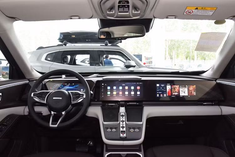 Xiaolong MAX dựa trên hệ thống buồng lái thông minh Coffee OS 2 và có kế hoạch thực hiện nâng cấp OTA vào quý 3 năm nay, bao gồm nhà để xe 3D và bảo tàng âm thanh trực tuyến. Người dùng có thể tìm hiểu cách sử dụng các chức năng của xe thông qua video. Ngoài ra, bản nâng cấp này cũng sẽ hỗ trợ công tắc Bluetooth của hành khách và hỗ trợ bảng điều khiển thả xuống tùy chỉnh. 