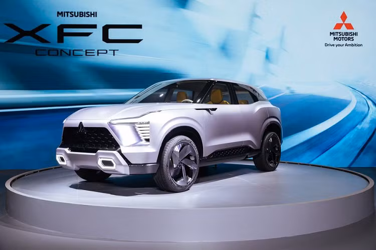 Mitsubishi dự kiến cũng sẽ vén màn phiên bản thương mại của mẫu xe concept XFC từng trình làng trong triển lãm Ô tô Việt Nam 2022. Bên cạnh Triton thế hệ mới, trong năm nay, hãng Mitsubishi dự kiến cũng sẽ vén màn phiên bản thương mại của mẫu xe concept XFC từng trình làng trong triển lãm Ô tô Việt Nam 2022 diễn ra vào tháng 10 năm ngoái. Mitsubishi dự định sẽ sản xuất XFC tại nhà máy ở Indonesia để phục vụ thị trường này và xuất khẩu, tương tự chiến lược áp dụng với Xpander. Do đó, Mitsubishi XFC dành cho Việt Nam dự kiến sẽ là xe nhập khẩu nguyên chiếc từ Indonesia. Trong 2025, Mitsubishi sẽ ra mắt 1 mẫu xe PPV (Passenger Pickup Vehicle) mới, có thể là sản phẩm thay thế Pajero Sport với thiết kế vuông vắn hơn, tương tự những hình ảnh mới hé lộ gần đây của Hyundai SantaFe.