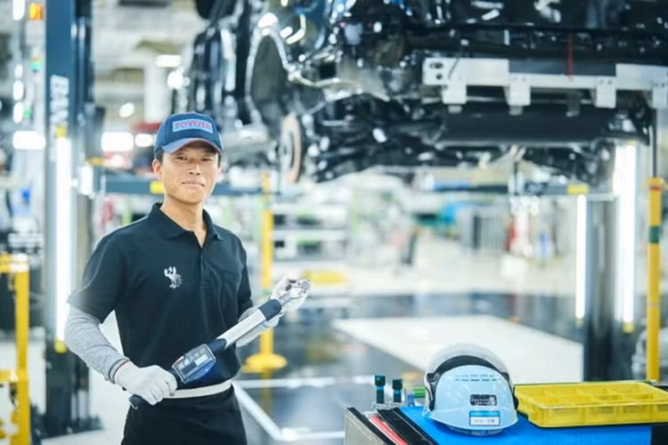 Công việc này đặc biệt quan trọng, bởi vì bất kỳ sai sót nào cũng có thể liên quan đến các công đoạn hoàn thiện phía sau. Độ chính xác luôn là điểm chú ý của Toyota nhưng ở dòng xe Century sang trọng, đó lại là nỗi lo lắng.