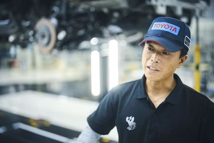 Hiroki Tanaka đã làm việc cho Toyota từ năm 2007. Sau khi tốt nghiệp Học viện Kỹ thuật Toyota, anh bắt đầu sự nghiệp của mình tại phân xưởng sản xuất Land Cruiser. Trải nghiệm lắp ráp khung gầm Land Cruiser đã giúp anh ấy có nền tảng tốt cho công việc hiện tại, đó là công việc hoàn thiện hệ thống treo cho Century.