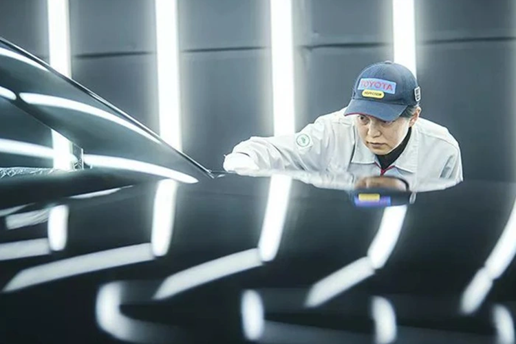 “Ở dây chuyền lắp ráp Toyota Century SUV, yêu cầu về độ chính xác khắt khe hơn nên chúng tôi phải dùng dụng cụ kẹp để siết bằng tay trước, sau đó siết lại bằng máy siết. Cuối cùng, chúng tôi dùng cần siết lực kỹ thuật với lực xoay được đo lường qua máy tính”.