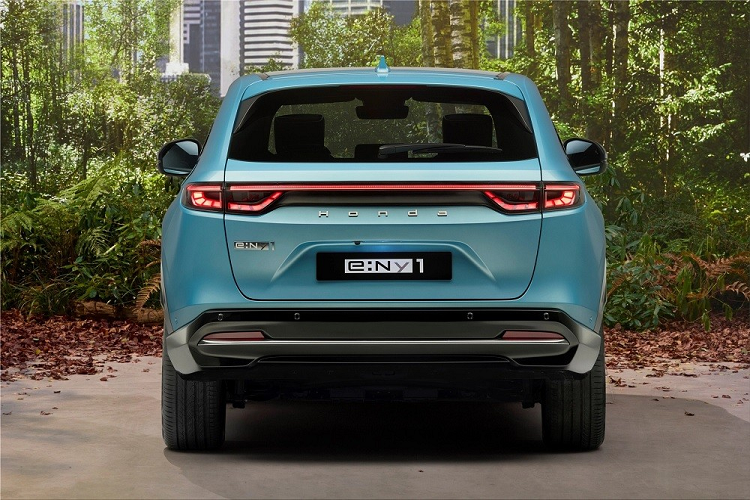 Phía sau là cụm đèn hậu LED với thiết kế xuyên suốt và tem chữ nổi "Honda" trên cửa cốp, thay cho logo chữ "H" của hãng. Trái ngược với ngoại thất, nội thất của Honda e:Ny1 không hề giống Honda HR-V mà có trang bị "sang, xịn, mịn" hơn.