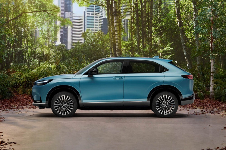 Bên ngoài, Honda e:Ny1 có thiết kế tổng thể khá giống với HR-V. Tuy nhiên, vì là ôtô điện nên mẫu xe này không có lưới tản nhiệt trên đầu. Thay vào đó, Honda đặt cổng sạc của xe vào đây, ngay bên dưới logo của hãng.