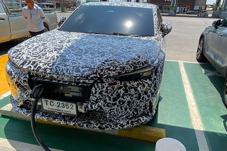Mới đây, cánh ăn ảnh tại Thái Lan đã bắt gặp một chiếc xe điện bí ẩn, được ngụy trang kín mít khi chạy thử trên đường phố. Qua một số chi tiết ngoại thất như đèn pha, đèn hậu và vành la-zăng, nhiều người đã nhanh chóng nhận ra đây chính là mẫu ôtô điện của thương hiệu Honda - dự đoán là Honda HR-V 2024 chạy điện.