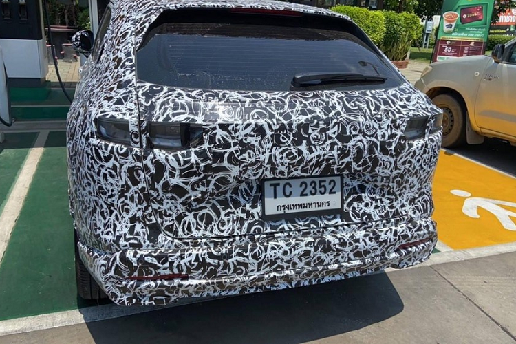 Hãng Honda khẳng định e:Ny1 được phát triển dựa trên cơ sở gầm bệ e:N Architecture F hoàn toàn mới, dành riêng cho ô tô điện của hãng. Xe sở hữu chiều dài 4.390 mm, chiều rộng 1.790 mm, chiều cao 1.560 mm và chiều dài cơ sở 2.610 mm, tương đương với Honda HR-V đang bán trên thị trường. 