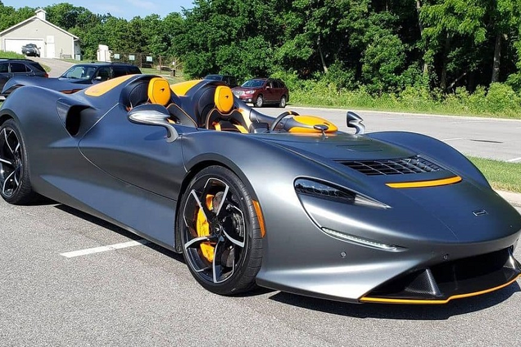 "Nếu full thuế mang biển số Việt Nam thì giá lăn bánh em nó sẽ loanh quanh 100 tỷ đồng cho cái xe không có nổi cái mui che nắng che mưa, lại rất thích hợp cho việc ngửi khói bụi ở Sài Gòn thì mọi người nghĩ có đáng không chứ", tay cò Khanh Supper chia sẻ. Nhưng từ lúc đăng tải đến trước khi bị bắt giữ, đã gần 2 năm nhưng tung tích chiếc McLaren Elva này chưa 1 lần lộ ảnh đã về nước.