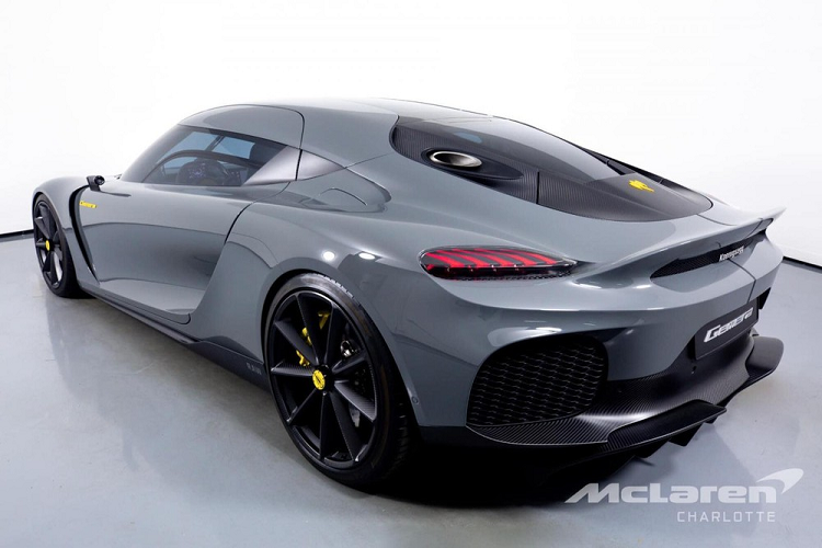 Chưa hết, mỗi bánh xe sau đều có 1 mô-tơ điện với công suất tối đa 493 mã lực và mô-men xoắn cực đại 1.000 Nm. Nếu chỉ dùng mô-tơ điện, siêu phẩm Koenigsegg Gemera có thể chạy hết quãng đường 50 km. Con số này sẽ tăng lên 950 km với động cơ đốt trong của xe. Siêu xe triệu đô Koenigsegg Gemera sẽ có phạm vi hoạt động tổng cộng khi được đổ đầy xăng và sạc đầy pin là 1.000 km.