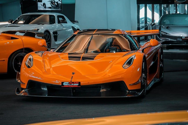 Koenigsegg Jesko chính hãng từ 2,8 triệu đô la chưa có tùy chọn, nếu khách hàng chọn đầy đủ cấu hình, mức giá đắt nhất phải bỏ ra có thể trên 3,5 triệu đô la. Jesko chỉ sử dụng khối động cơ xăng V8, tăng áp kép, dung tích 5.0 lít nhưng lại sản sinh ra công suất tối đa lên đến 1.603 mã lực nếu như chủ nhân đổ xăng nhiên liệu sinh học E85, còn nếu đổ xăng A98, công suất tối đa của Koenigsegg Jesko chỉ là 1.281 mã lực. Mô-men xoắn cực đại của Koenigsegg Jesko là 1.500 Nm.