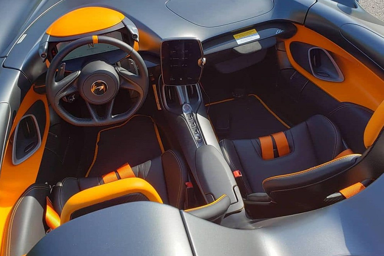 Và Phan Công Khanh cũng từng chia sẻ hình ảnh 1 siêu xe McLaren Elva nhưng thuộc bản 4 không, không có kính chắn gió với trạng thái "Tuần mới đầy năng lượng với 1 bé siêu phẩm cực độc đến từ thương hiệu McLaren đã hoàn tất các thủ tục và chờ ngày trình làng Xebiz Vietnam".