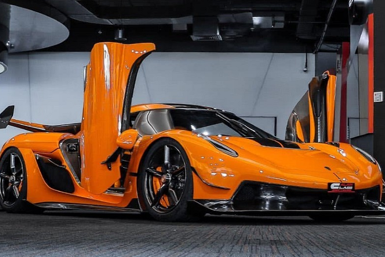  Koenigsegg Jesko Không chỉ có bom tấn Gemera, Phan Công Khanh cùng từng úp mở sẽ mang một hàng khủng hơn của nhà Koenigsegg về nước, đó là siêu phẩm Jesko chỉ có 125 chiếc xe được sản xuất trên toàn thế giới, nên nhanh chóng nhận được rất nhiều sự quan tâm của giới mê xe trong nước. Thậm chí, 1 đại gia chơi siêu xe ở Việt Nam, cũng là mối quen ruột của Khanh Supper từng chia sẻ hình ảnh mô hình xe Koenigsegg Jesko và tiết lộ, bản thật sẽ sớm về nước.