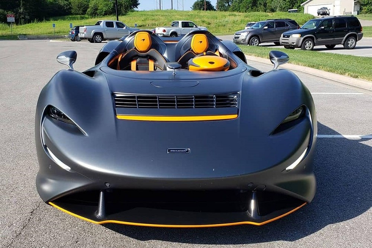  McLaren Elva bản 4 không Minh Nhựa đã từng chia sẻ về việc tậu siêu xe McLaren Elva với giá 143 tỷ đồng, nhưng siêu phẩm này thuộc bản 3 không, với việc lắp thêm kính chắn gió, phù hợp với luật giao đông đường bộ nước ta cũng như cơ quan đăng kiểm.