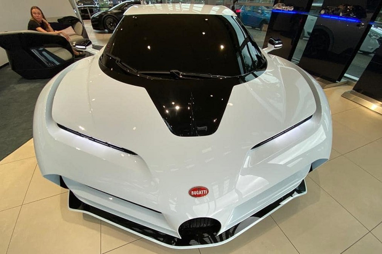 Với số lượng sản xuất giới hạn chỉ 10 chiếc, mỗi chiếc Bugatti Centodieci đều được chăm sóc vô cùng cẩn thận trước khi giao tới khách hàng. Ngoại thất của Centodieci thể hiện rõ sự tri ân đối với mẫu Bugatti EB 110 từ những năm 1990, và nguồn cảm hứng này cũng truyền sang nội thất. Thương hiệu nói rằng kiểu dáng cho các tấm ốp cửa, bảng đồng hồ, và phần bệ trung tâm đều sử dụng siêu xe cổ điển làm nguồn ảnh hưởng chính.