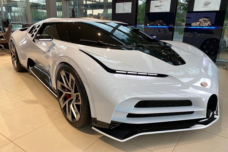  Bugatti Centodieci Phan Công Khanh từng chia sẻ hình ảnh cho thấy, mình được mời chào hàng chiếc siêu xe Bugatti Centodieci với giá 10,5 triệu Euro, tương đương 269 tỷ đồng, trong đó, giá gốc của xe chỉ 8 triệu Euro (tương đương 205 tỷ đồng), phần còn lại là 2,5 triệu Euro (khoảng 64 tỷ đồng) là tiền hoa hồng và các loại thuế liên quan của tay cò nào bán được xe.