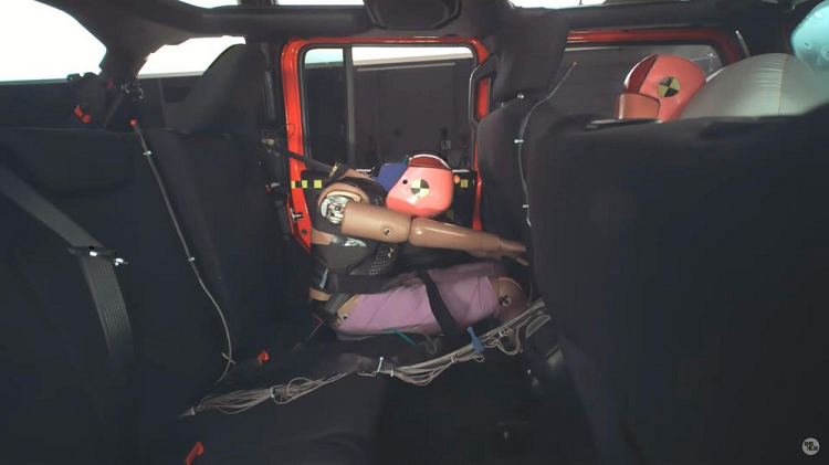 Loat xe oto SUV gia dinh bao ve hanh khach phia sau tot nhat-Hinh-3